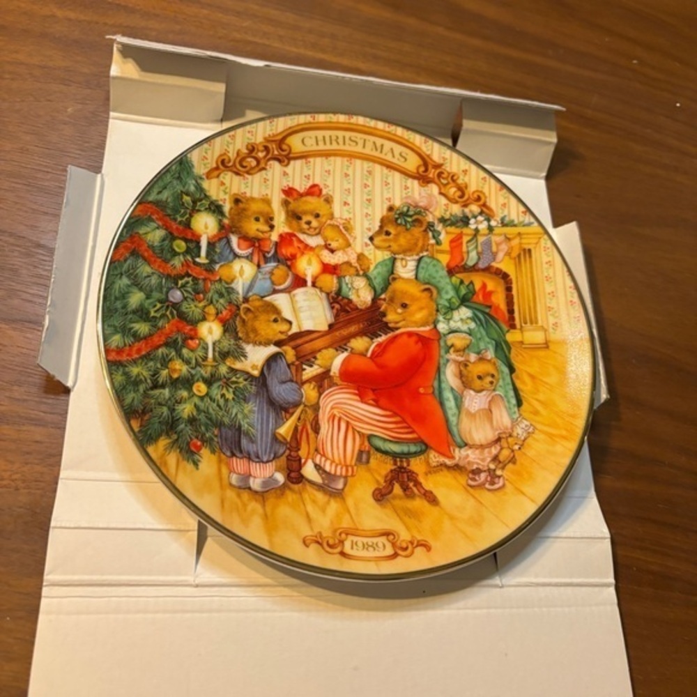 AVON 1989 Christmas 8" Plate 22k Gold Trim "Together for Christmas" Bears